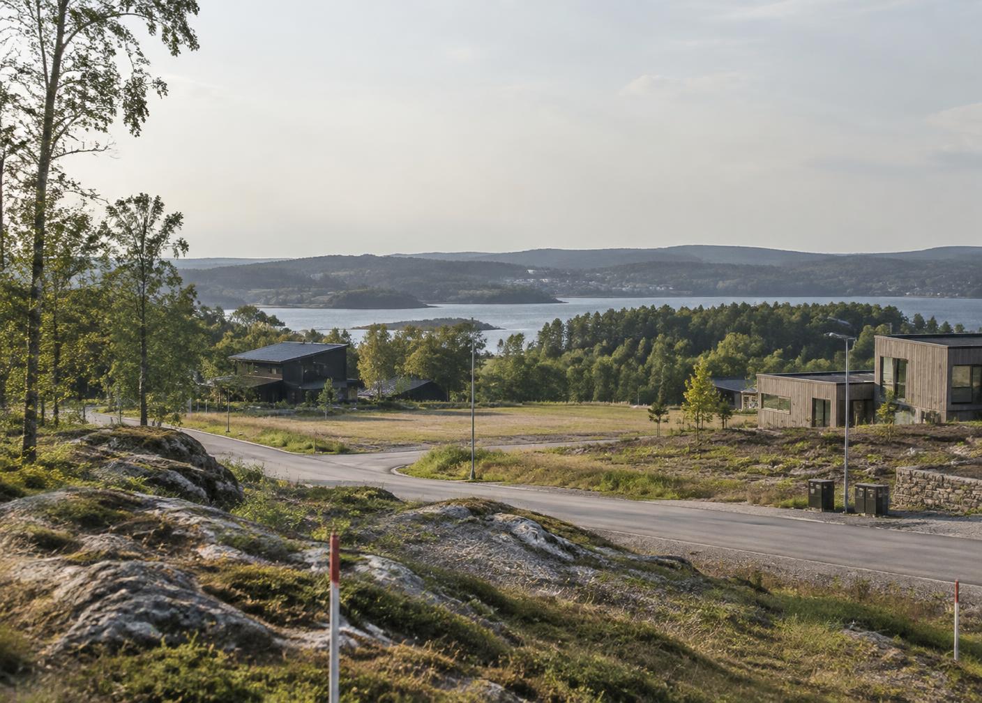 Landskap med bebyggelse och mark i samma typ av miljö som uppdraget Bögesgård 1:32